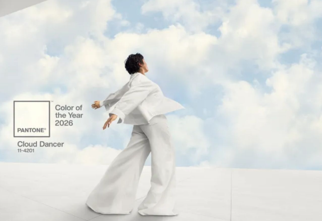 A Pantone bejelentette: az év színe a törtfehér – így használják a sztárok