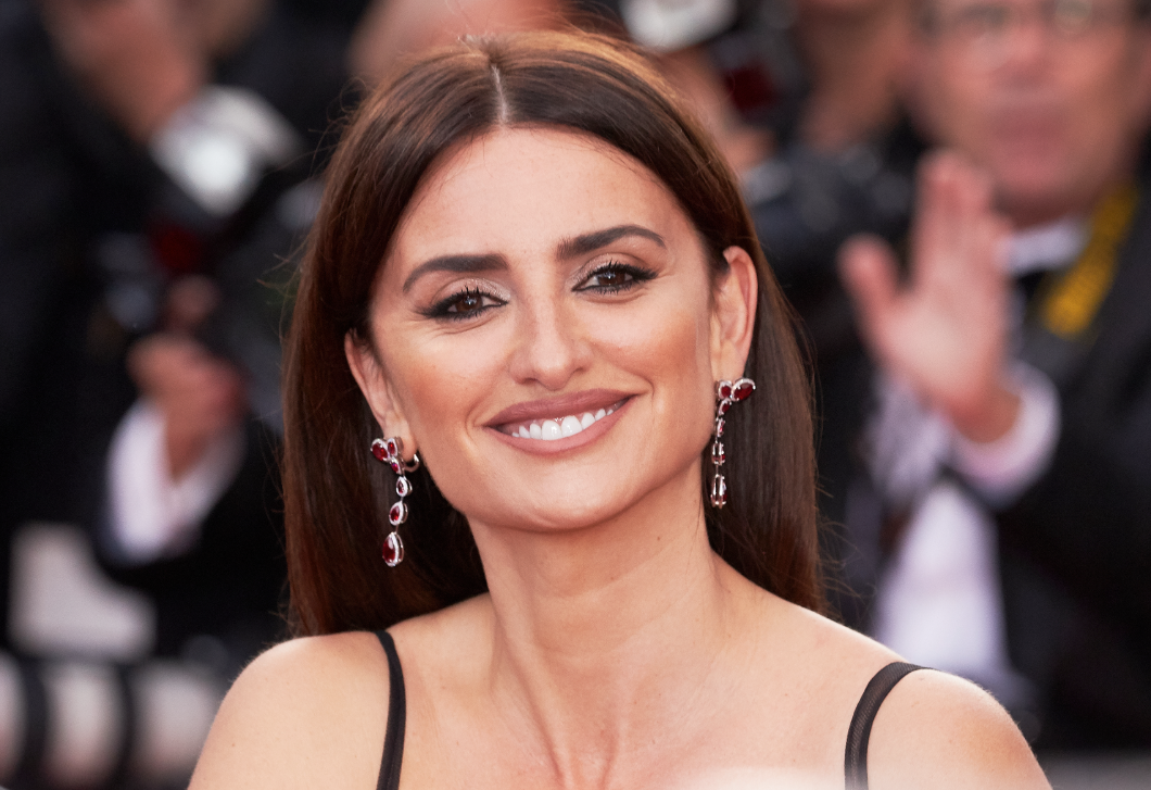 Penélope Cruz csillogó miniruhájáról beszél most mindenki, így ragyogott a vörös szőnyegen