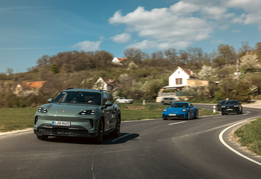 Elektromos Porschéval a Balatonon át