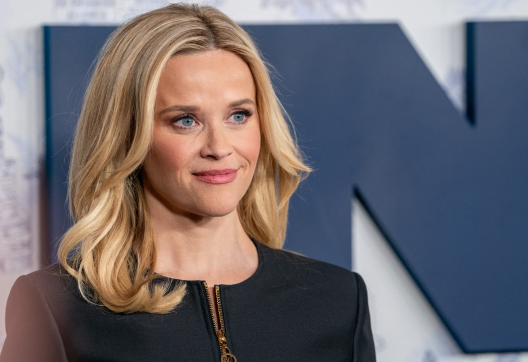 A fekete, ami nem sötétít, hanem kiemel – így formálja a fókuszt Reese Witherspoon verandája