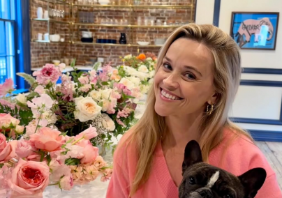 Reese Witherspoon üvegfalú nappalija egyszerűen káprázatos – ezt látnod kell