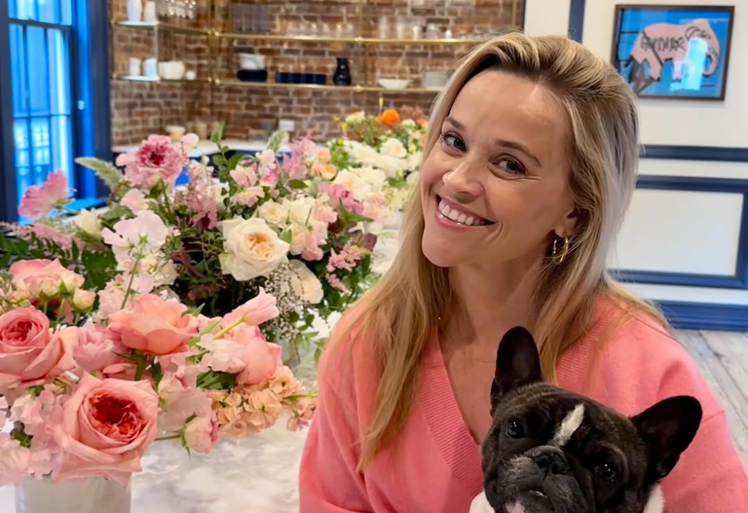 Reese Witherspoon üvegfalú nappalija egyszerűen káprázatos – ezt látnod kell