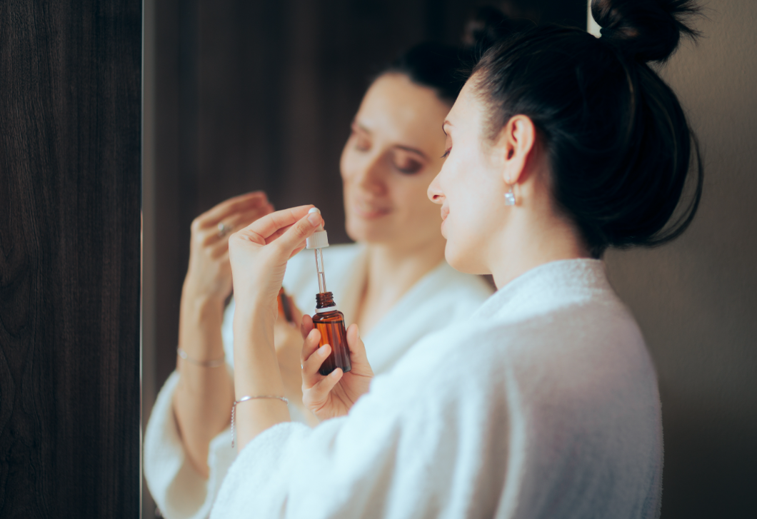 A retinol nem csak az arcodra való: ezeken a területeken is bevetheted