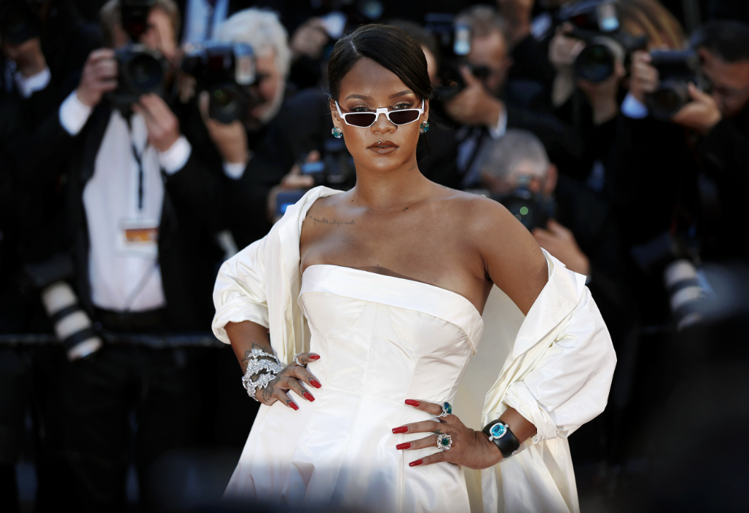 Rihanna meglepetésszerűen feltűnt a párizsi divathét egyik legizgalmasabb bemutatóján