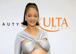Rihanna egy mesés ezüst ruhában villantotta meg növekvő hasát, azóta is mindenki róla beszél