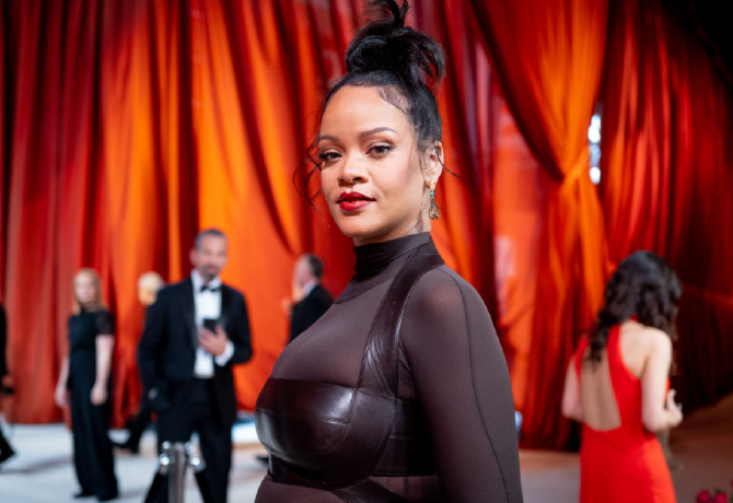 Rihanna fotót posztolt a szoptatásról, imádják a képet a rajongók