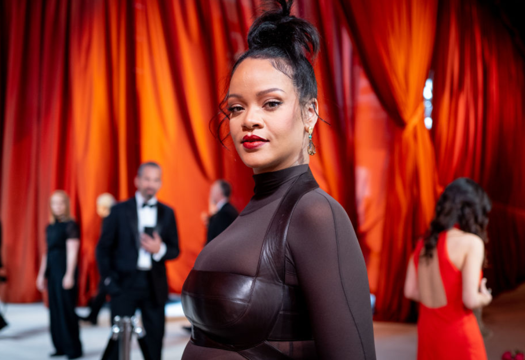 Rihanna fotót posztolt a szoptatásról, imádják a képet a rajongók