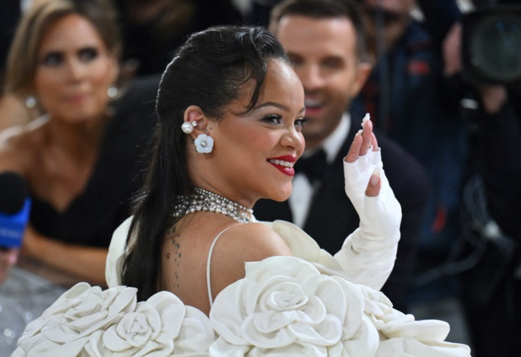 Rihanna rózsaszín fehérneműben mutatta meg a szülés utáni alakját, csodás képek készültek róla