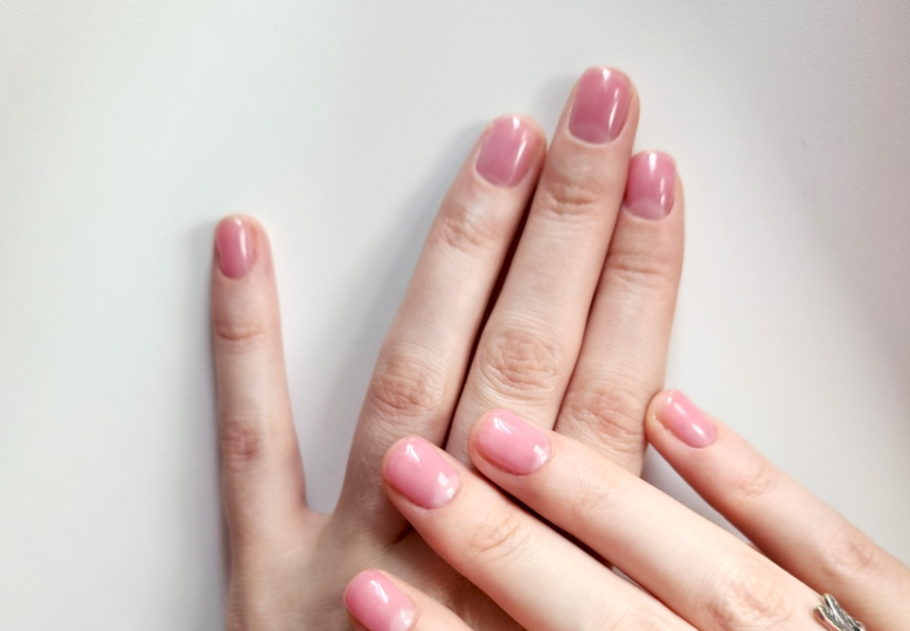 Íme a Rose Water körömtrend, ami csendben uralja 2025 nyarát, főkép