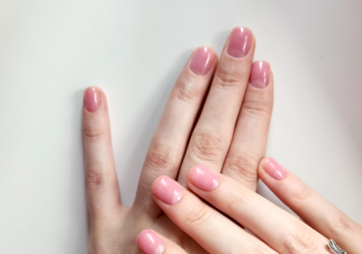 Íme a Rose Water körömtrend, ami csendben uralja 2025 nyarát