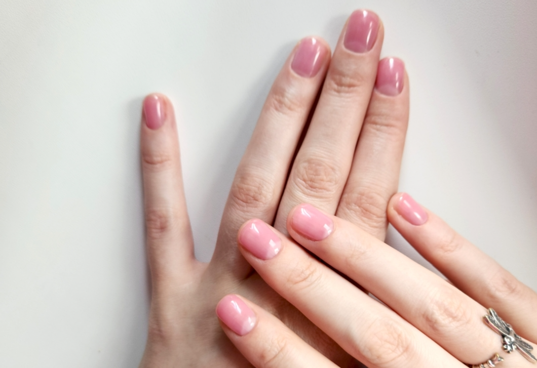 Íme a Rose Water körömtrend, ami csendben uralja 2025 nyarát