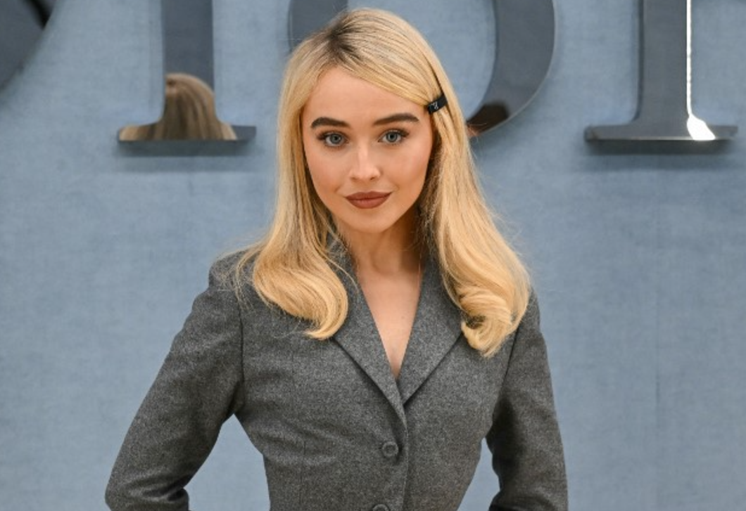 Letisztult, mégsem minimalista – ezért működik hosszú távon Sabrina Carpenter nappalija