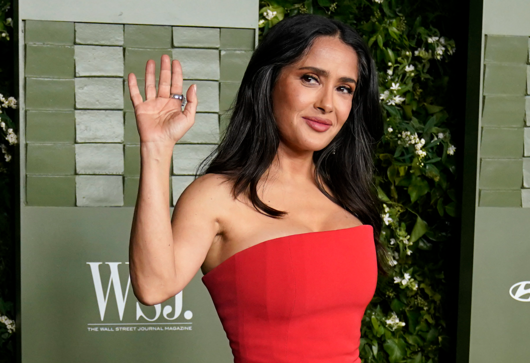 A 60 évesen is gyönyörű Salma Hayek 6 ikonikus szettje a vörös szőnyegről