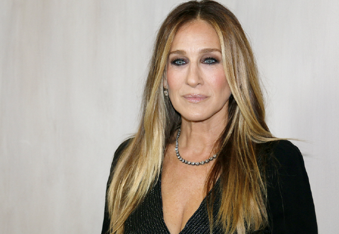  Fotók: Az 58 éves Sarah Jessica Parker lila ruhájával elvarázsolta a rajongókat