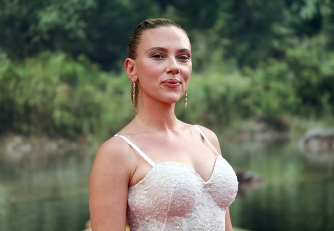 Scarlett Joh...
