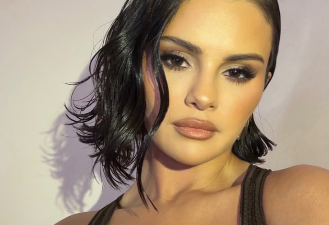 Selena Gomez egy este alatt két látványos Prada-lookot is megmutatott, csak úgy vonzotta a tekinteteket
