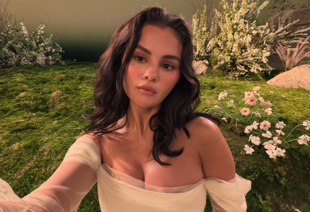 Selena Gomez arany estélyije vitte a prímet az Emmy vörös szőnyegén