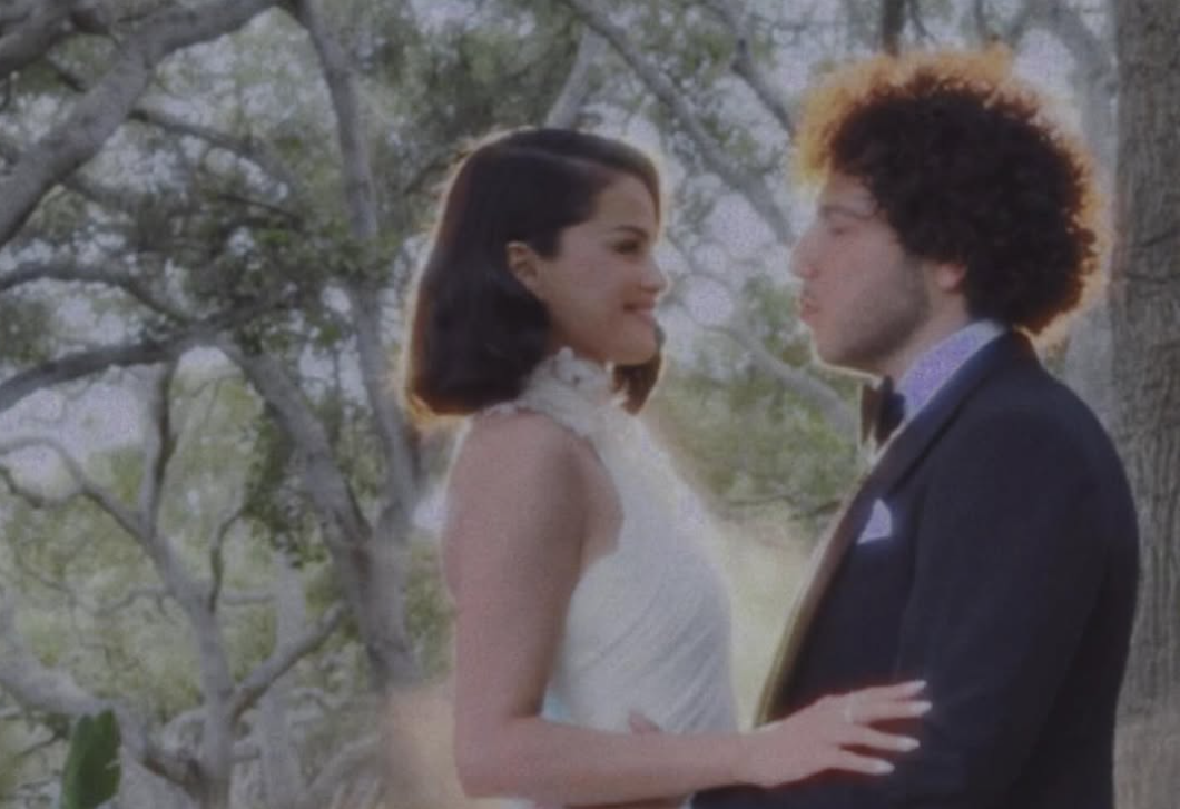 Selena Gomez ebben a csodálatos Ralph Lauren esküvői ruhában mondta ki a boldogító igent