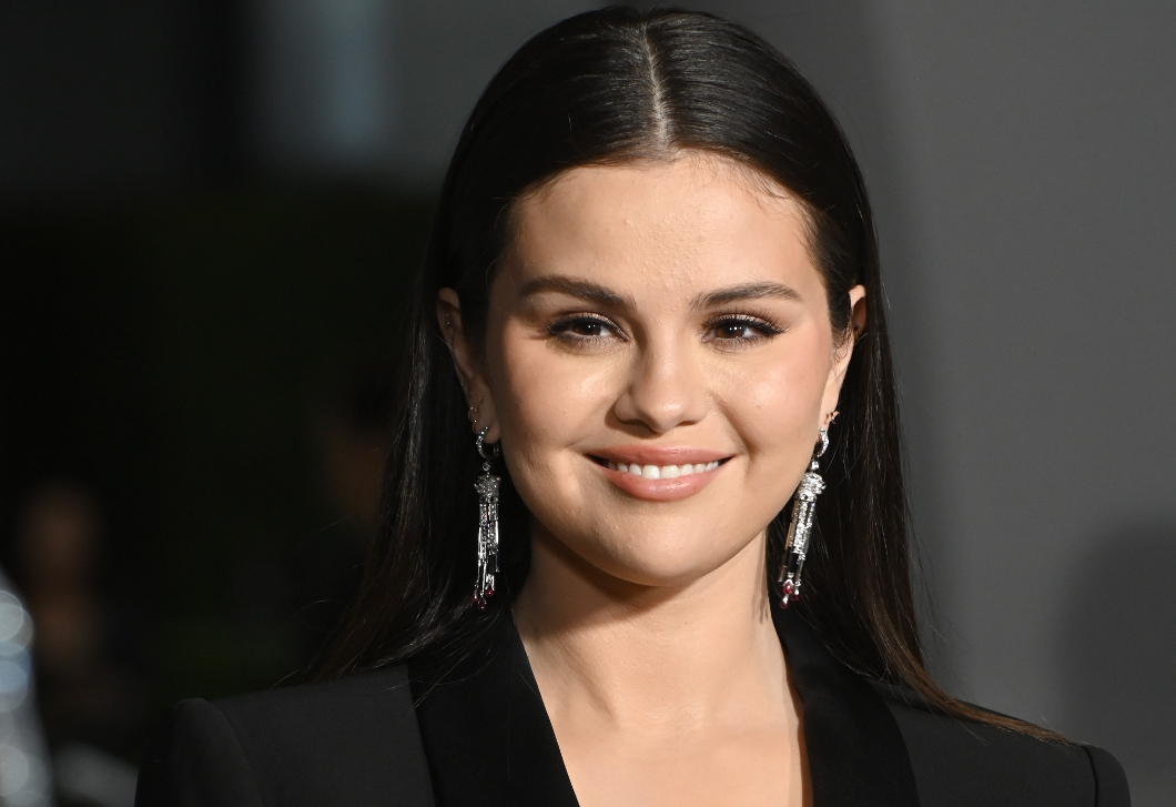 Selena Gomez fekete kabátja a tél egyik legstílusosabb darabja
