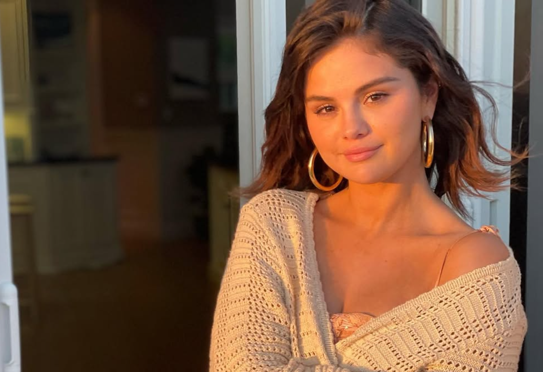 Selena Gomez fehér ruháját akarja most mindenki: nézd csak, milyen csodás