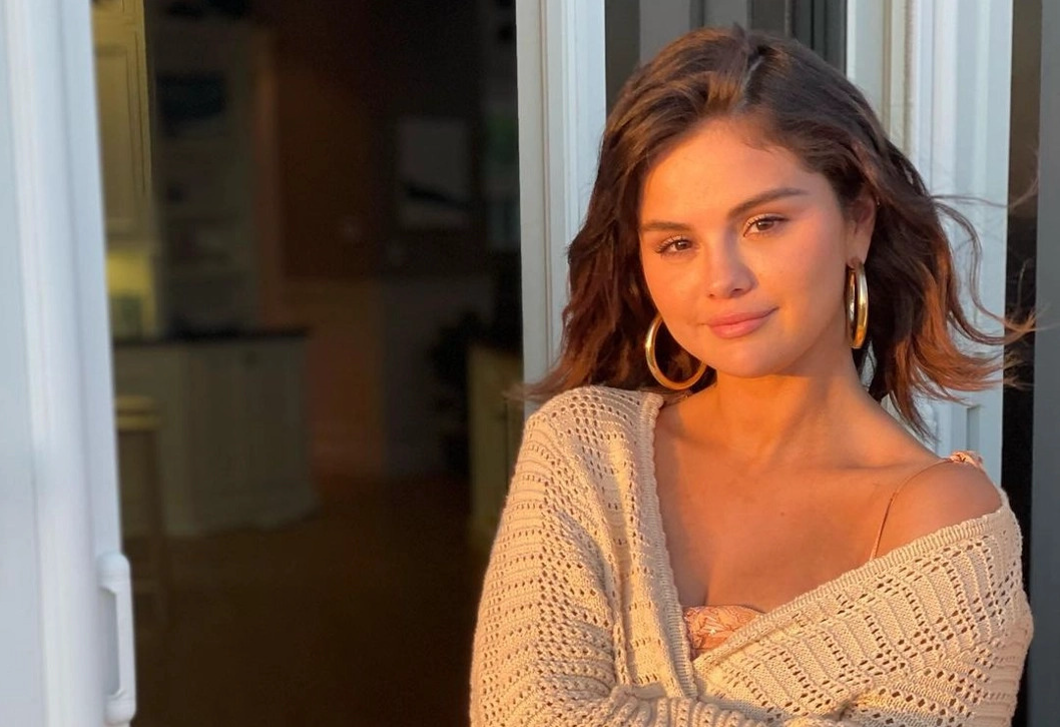 Selena Gomez különleges kanapét választott – sosem fog kimenni a divatból