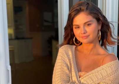 Selena Gomez különleges kanapét választott – sosem fog kimenni a divatból