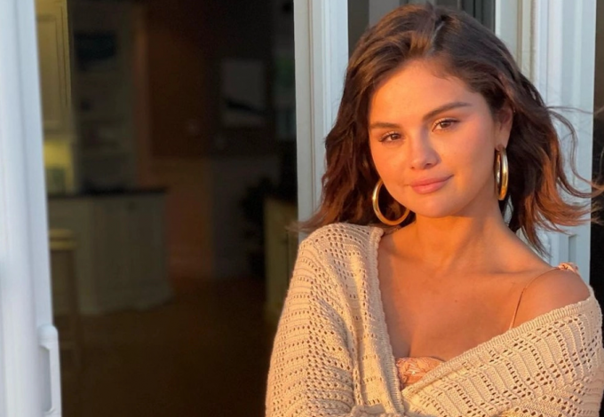 Selena Gomez különleges kanapét választott – sosem fog kimenni a divatból