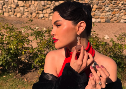 Selena Gomez manikűrjét akarja most mindenki, ez lesz az ősz legnagyobb trendje