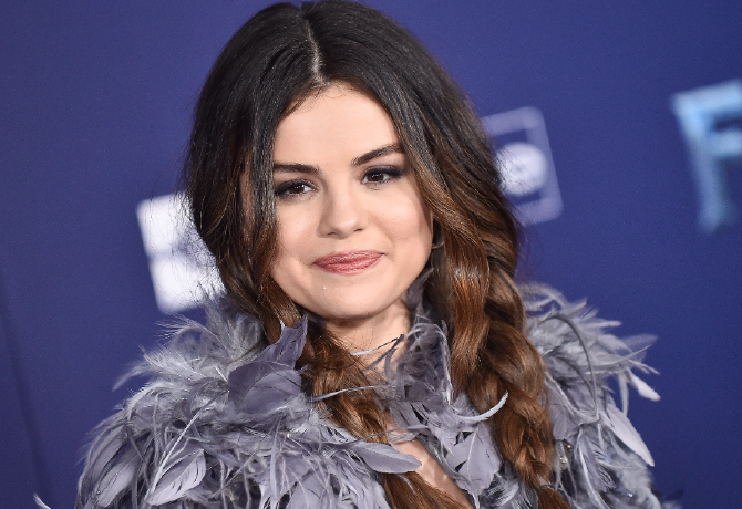Selena Gomez virágos ruhájáért rajong mindenki - szokatlan fazont választott