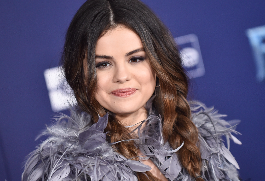 Selena Gomez virágos ruhájáért rajong mindenki - szokatlan fazont választott