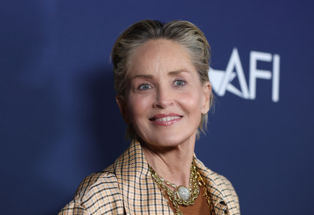 Íme Sharon Stone ruhája, amit agyonkritizáltak, mégis divattörténelmet írt