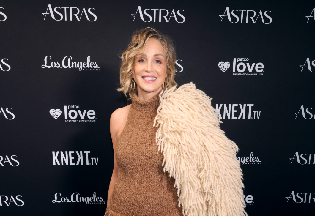 A 67 éves Sharon Stone bebizonyította: a merész stílusnak nincs korhatára