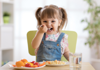 4 étel, amit nem szabad adni a gyerekeknek 6 éves kor alatt, veszélyes lehet