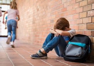 7 dolog, ami segíthet, ha a gyermeked sír az iskolában