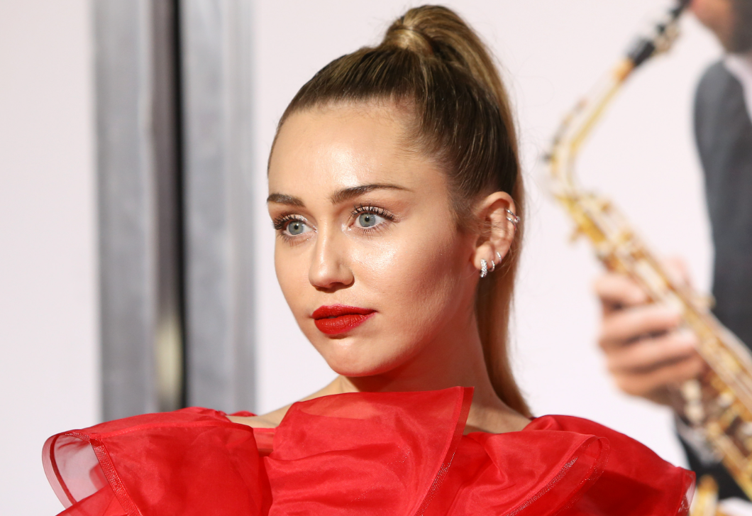 Miley Cyrus luxus-öltözője felér egy nappalival – koppintsd le!