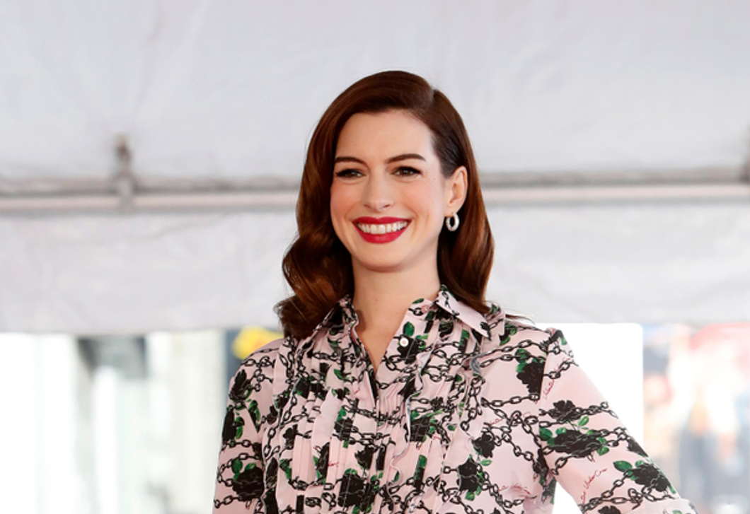 Praktikus és gyönyörű kiállítás a konyhában – Anne Hathaway fehér kicsi konyhája, akár egy jól funkcionáló galéria is lehetne