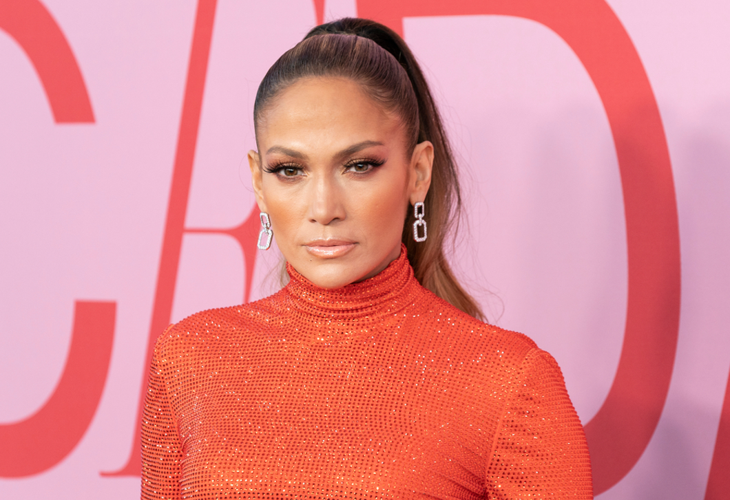 Jennifer Lopez fehér csizmája a szezon egyik legmenőbb darabja