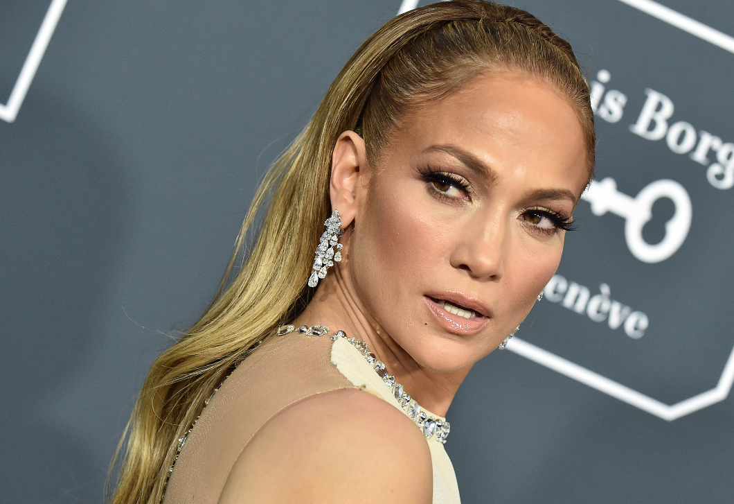 Jennifer Lopez bob frizurájáról beszél most mindenki, így jelent meg Párizsban