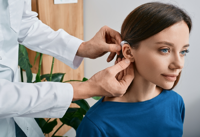 Meglepő kutatás: a hallókészülék segíthet megakadályozni a demencia kialakulását
