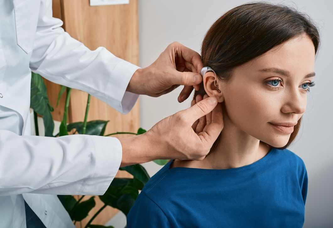 Meglepő kutatás: a hallókészülék segíthet megakadályozni a demencia kialakulását