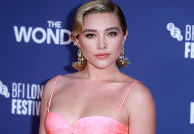 Florence Pugh ezüst ruhája felrobbantotta az internetet, elképesztően gyönyörű volt 