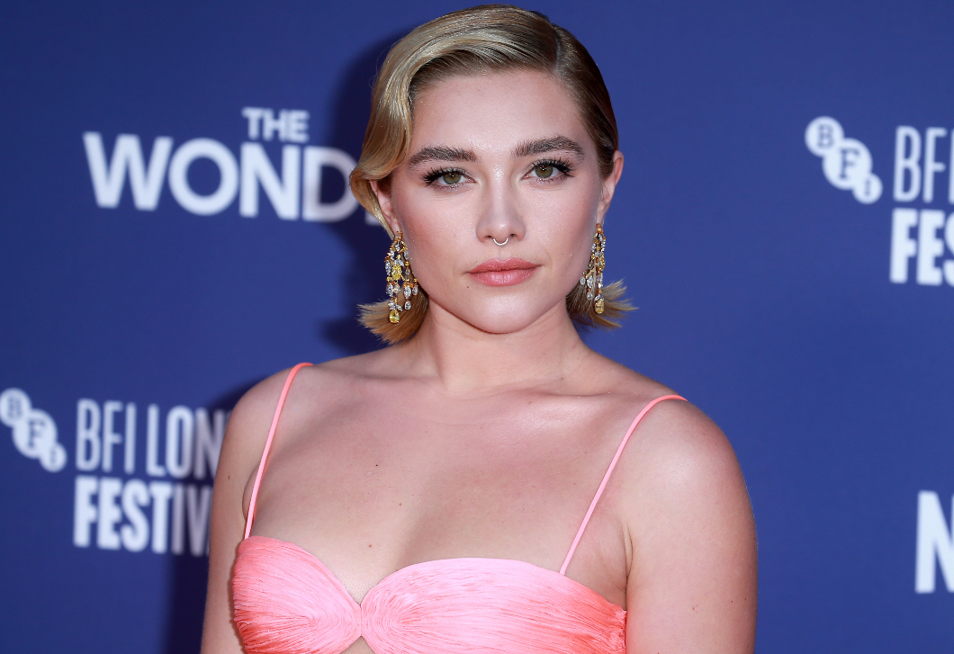 Florence Pugh ezüst ruhája felrobbantotta az internetet, elképesztően gyönyörű volt 