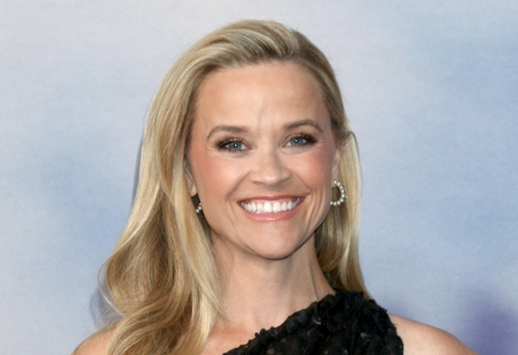 Egy letisztult nappaliban is jól mutatnak, ha ügyesen rendezed őket – Reese Witherspoon könyvespolca 