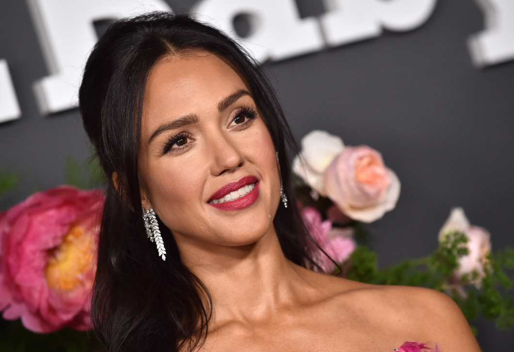 Jessica Alba kék ruháját imádják most az emberek, hihetetlenül elegáns