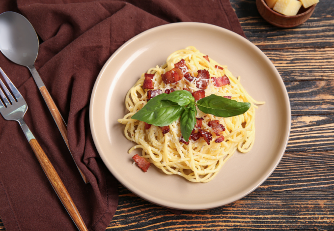 Ez Jamie Oliver tökéletes carbonara tésztája: 10 perc alatt elkészül