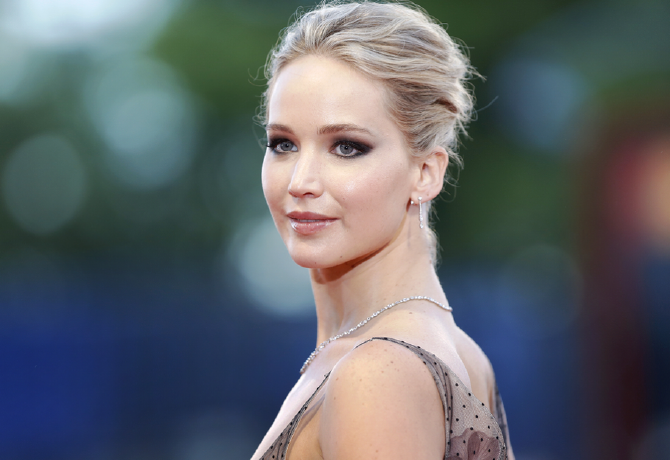 Jennifer Lawrence bőrkabátjáért rajonganak a nők, mindennel jól mutat