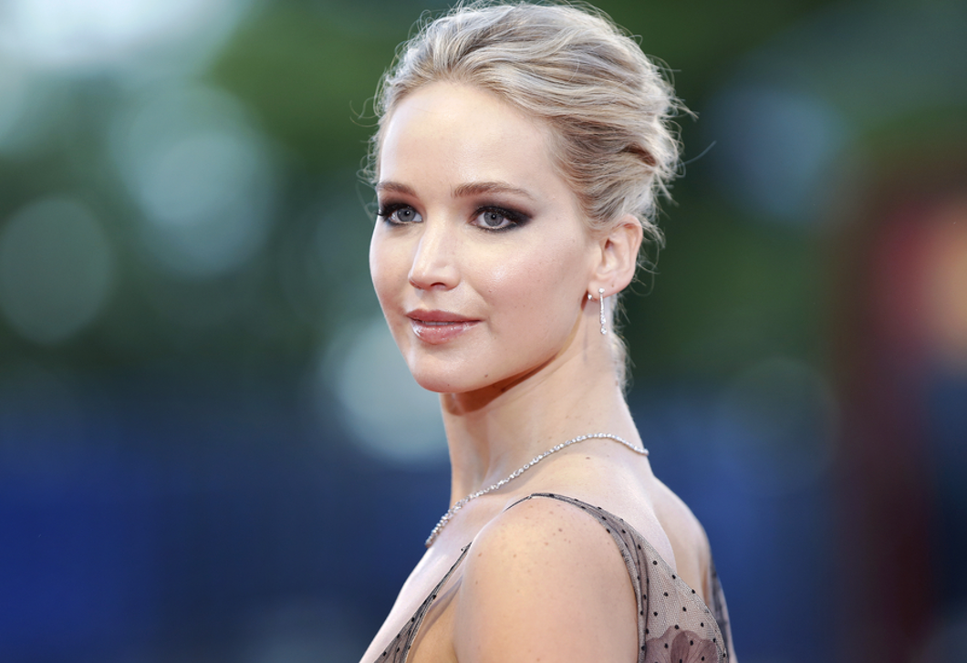 Jennifer Lawrence bőrkabátjáért rajonganak a nők, mindennel jól mutat