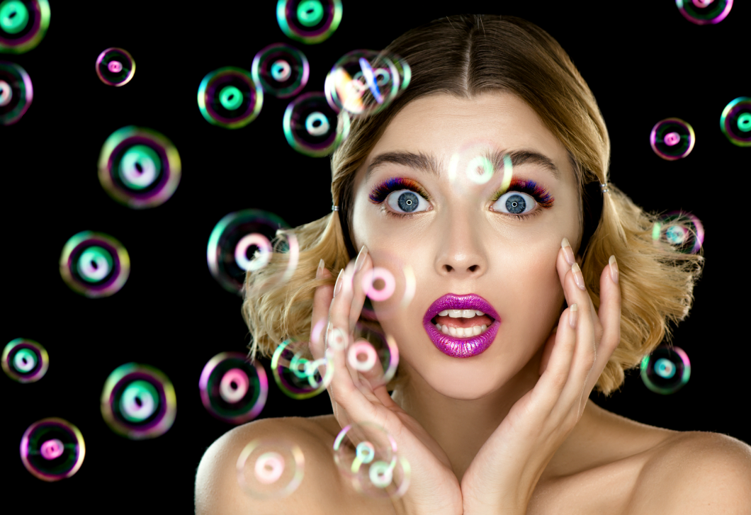 Búcsúzzunk el a clean girl-looktól, ezek a sminkek 2026 sztárjai