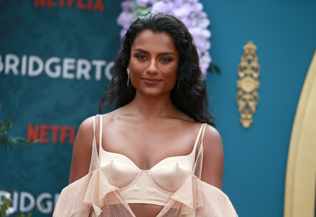 A Bridgerton sztárjának cannes-i rúzstrükkje most az egyik legmenőbb sminktrend