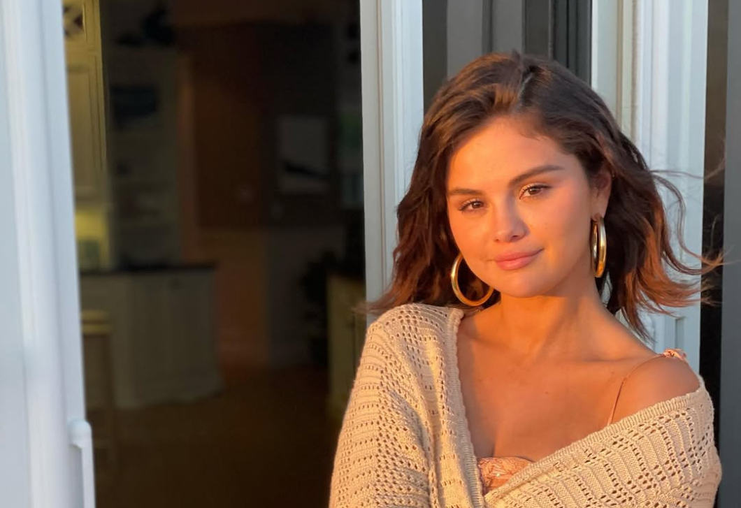 Selena Gomez csokoládé cseresznye manikűrjét akarja most mindenki